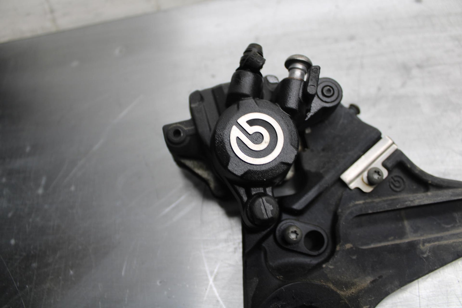 17-20 BMW S1000R REAR BACK BRAKE CALIPER W MOUNT BRACKET BB488