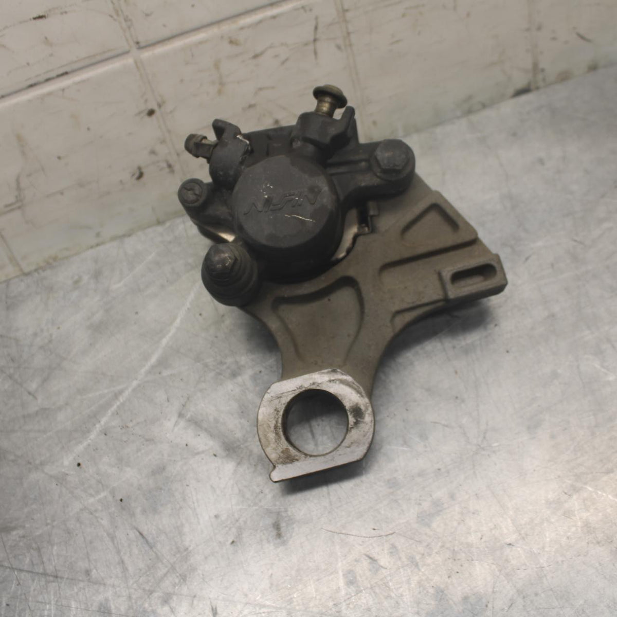 05 YAMAHA YZF R6S REAR BACK BRAKE CALIPER W MOUNT BRACKET BB462