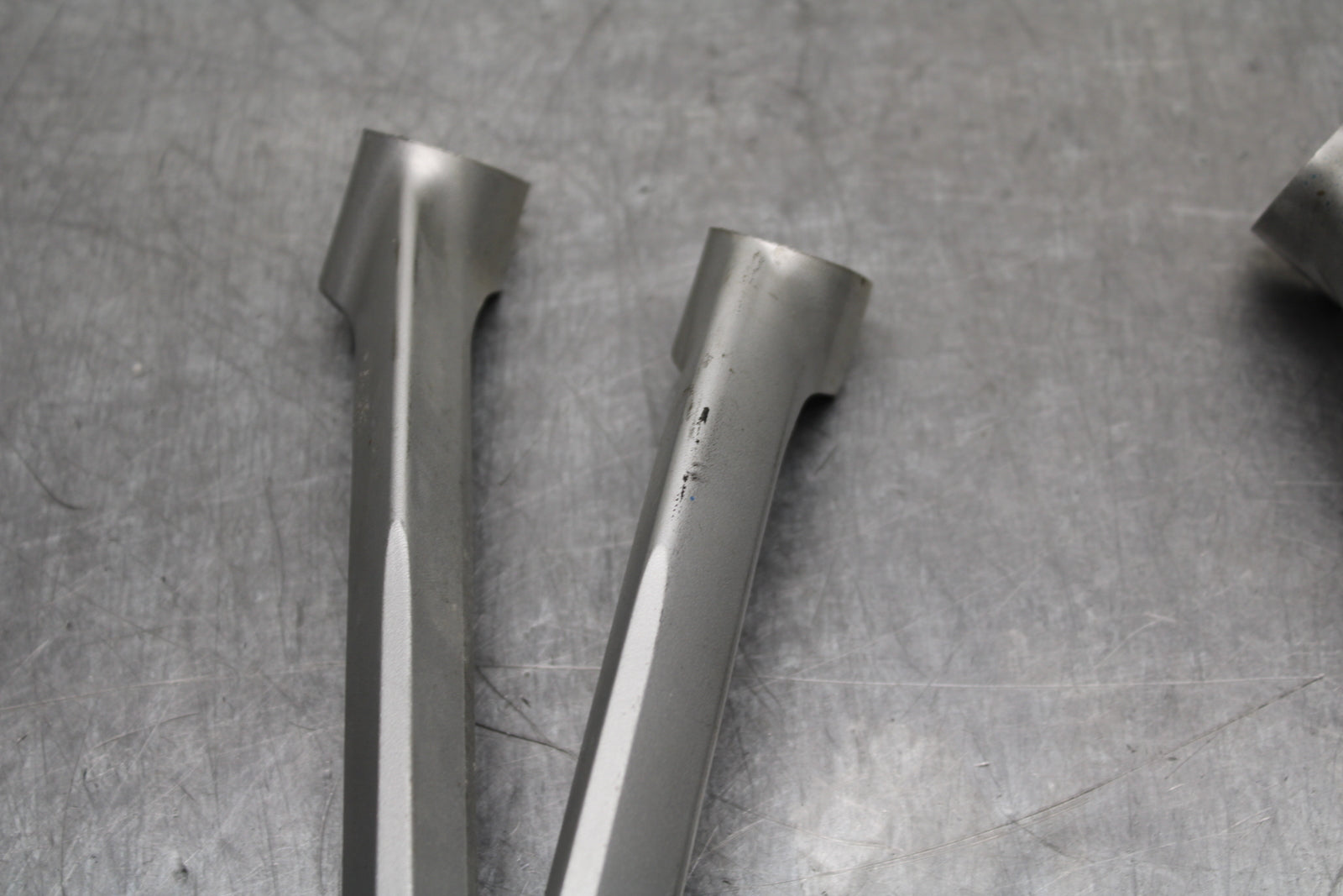 08-10 SUZUKI GSXR 600 REAR BACK PASSENGER PEG SET PAIR BB753