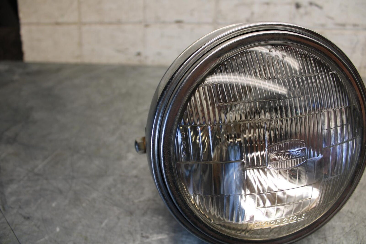 1982 Suzuki GS450L SINGLE HEADLIGHT HEAD LAMP LIGHT BB52
