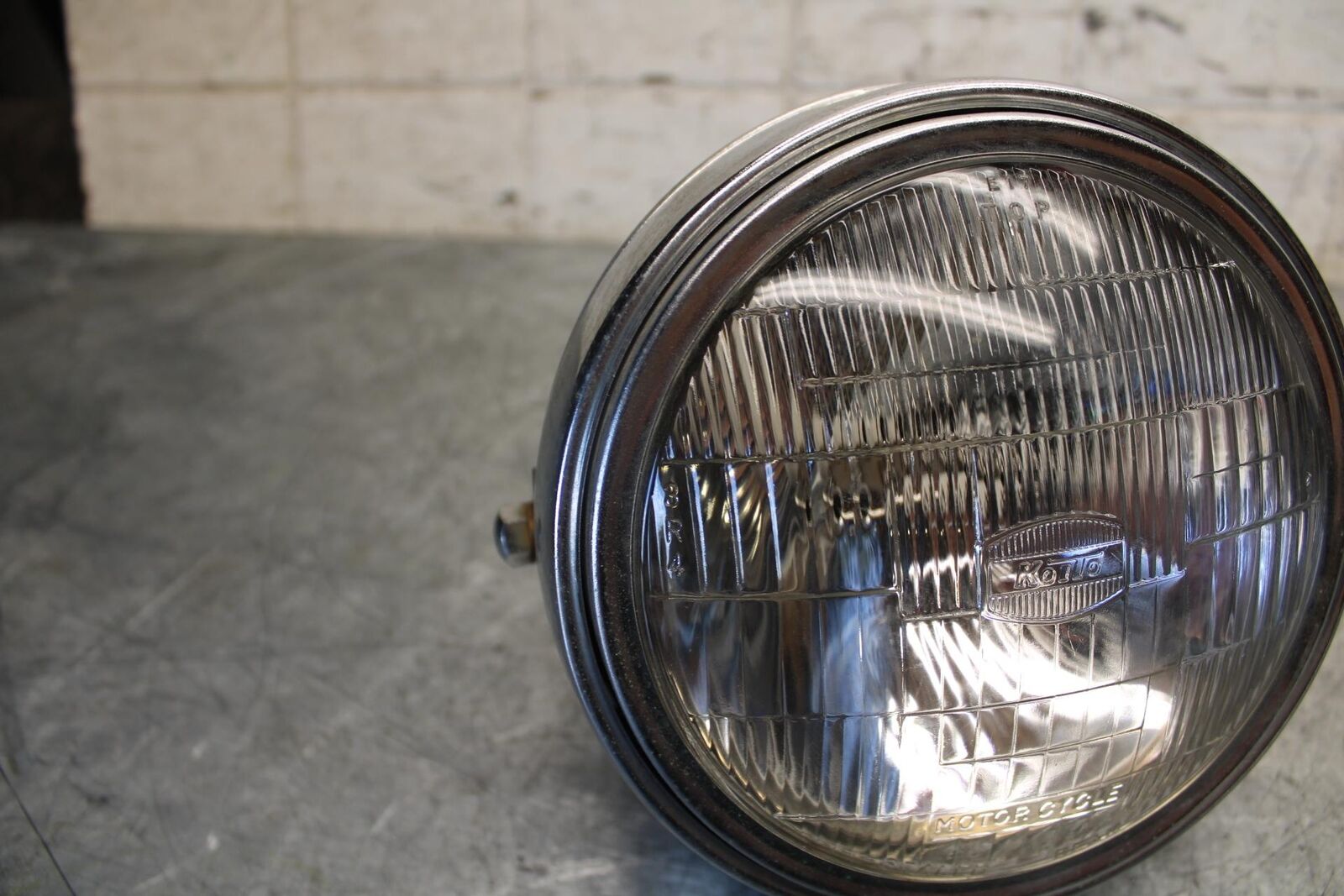 1982 Suzuki GS450L SINGLE HEADLIGHT HEAD LAMP LIGHT BB52
