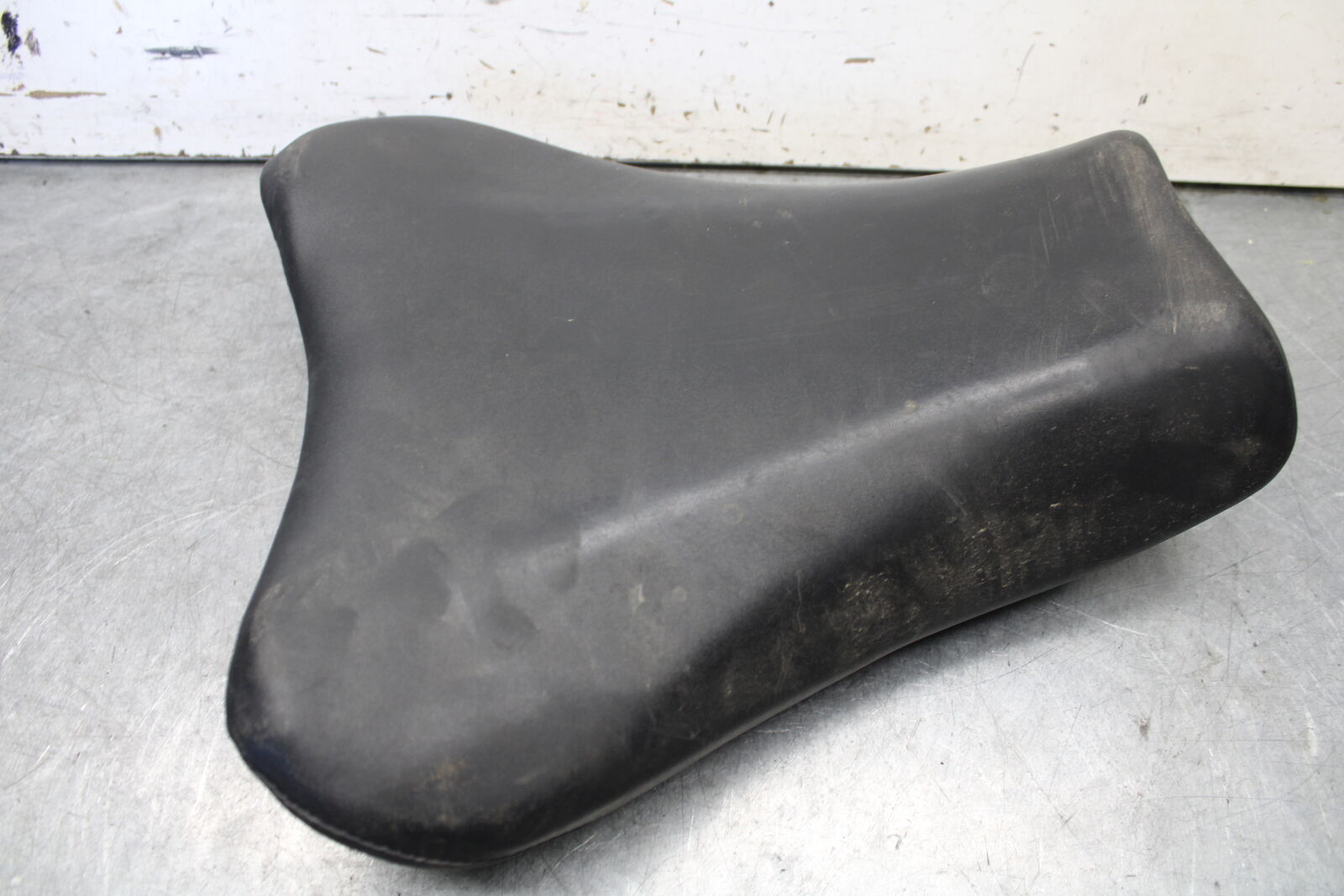 05-06 SUZUKI GSXR1000 FRONT DRIVERS SEAT PAD SADDLE 45100-41G01-6BY BB663