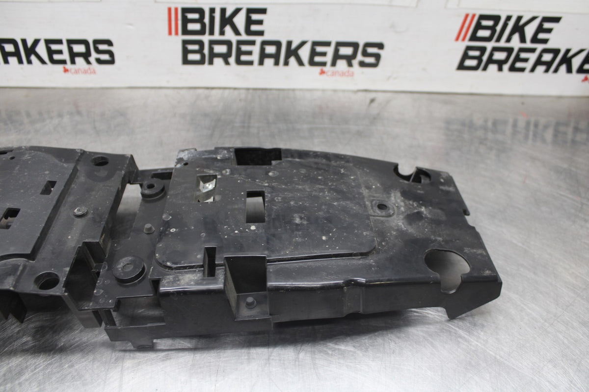 08-16 YAMAHA YZF R6 REAR BACK TAIL UNDERTAIL BATTERY TRAY PLASTIC BB929
