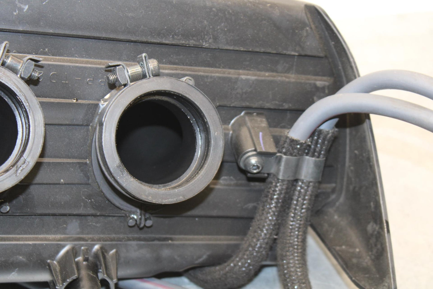22-23 YAMAHA YZF R7 AIRBOX AIR INTAKE FILTER BOX BB583