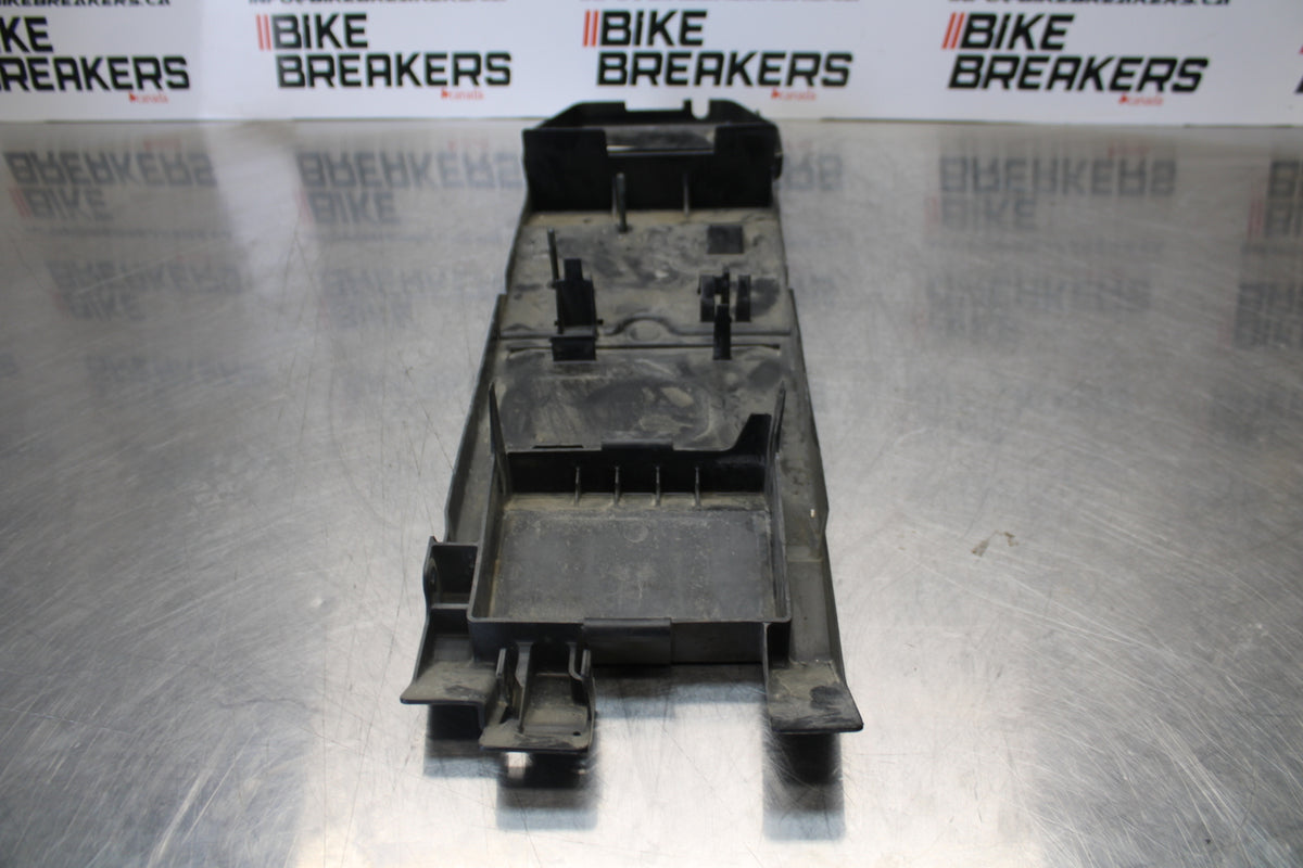 04-05 KAWASAKI NINJA ZX10R REAR BACK TAIL UNDERTAIL BATTERY TRAY PLASTIC BB163