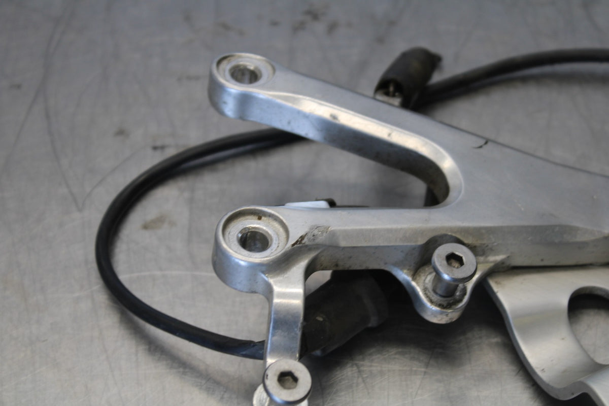 05 YAMAHA YZF R6 RIGHT REARSET REAR SET DRIVER FOOT PEG BRACKET MOUNT BB894