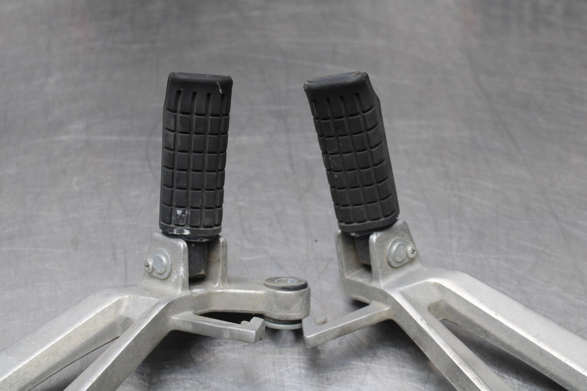 08 HONDA CBR125R REAR BACK PASSENGER PEG SET PAIR BB839