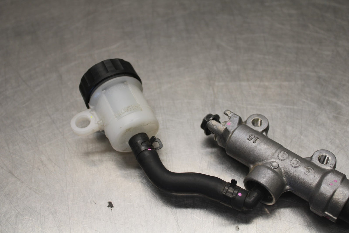 25 KAWASAKI Z900 REAR BACK BRAKE MASTER CYLINDER W RESERVOIR BB928