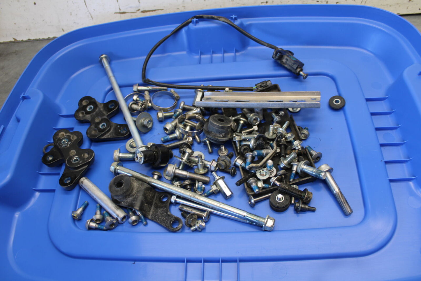 11-24 SUZUKI GSXR750 MOUNTING BOLTS HARDWARE MOTOR SCREWS  BB687
