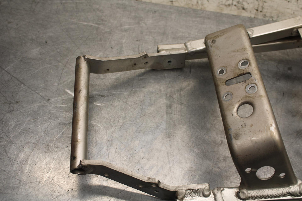 2000 Yamaha YZF R6 REAR BACK TAIL SUBFRAME SUB FRAME BB558