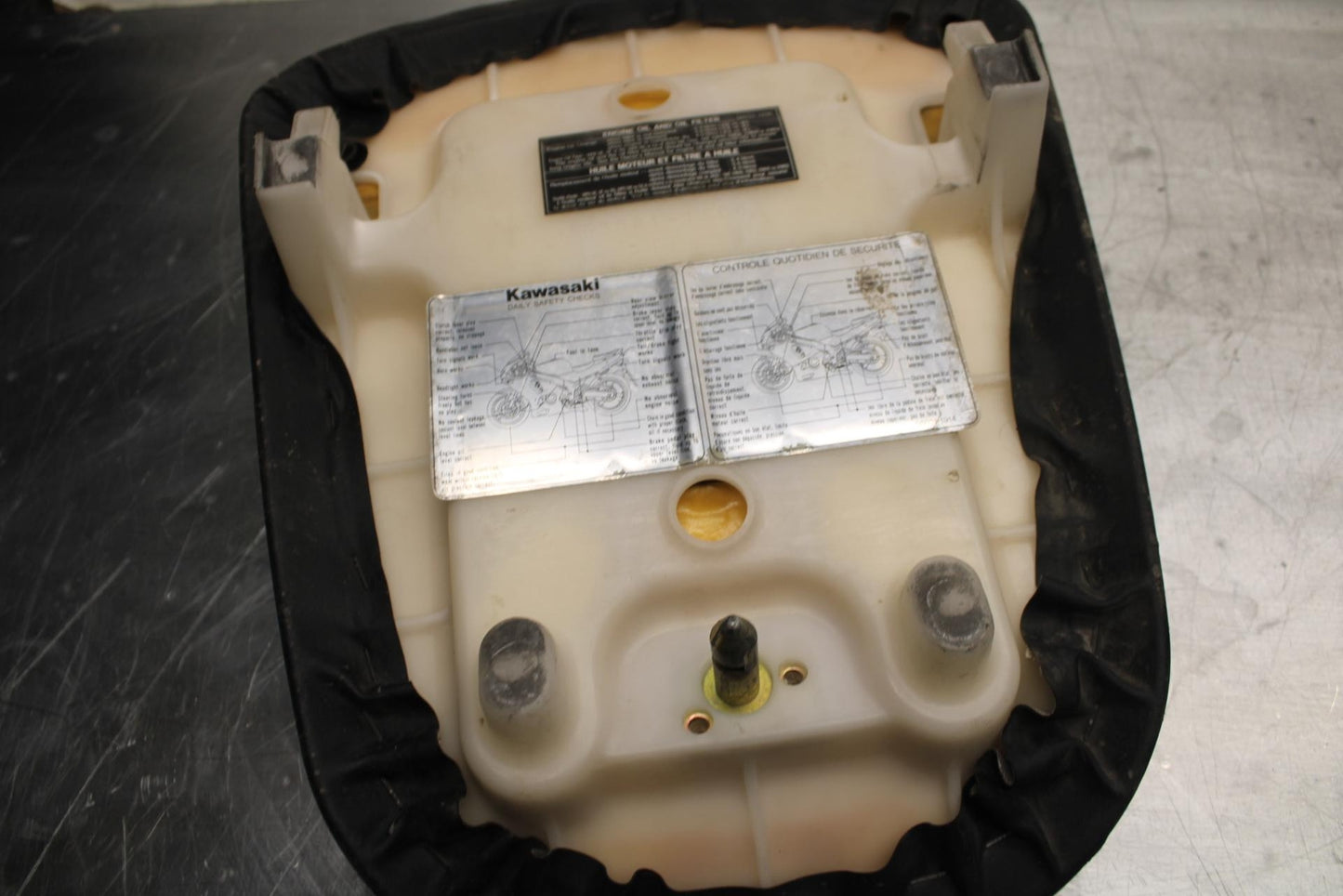 00-02 KAWASAKI NINJA ZX6R ZX600J REAR  PASSENGER TANDEM SEAT PAD SADDLE BB489