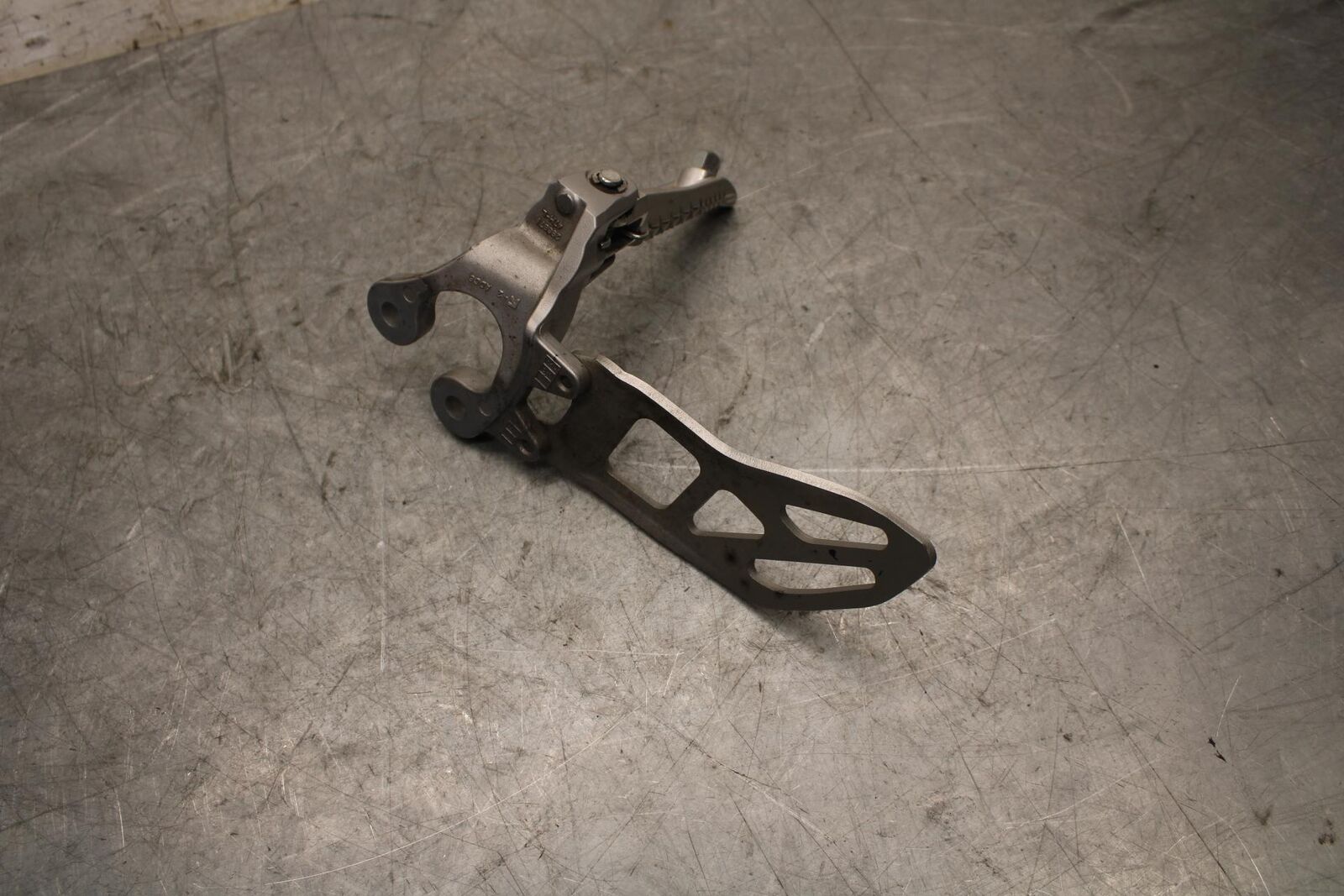 2017 Suzuki GSXR600 LEFT REARSET  DRIVER FOOT PEG REST STOP 43700-14J30 BB527