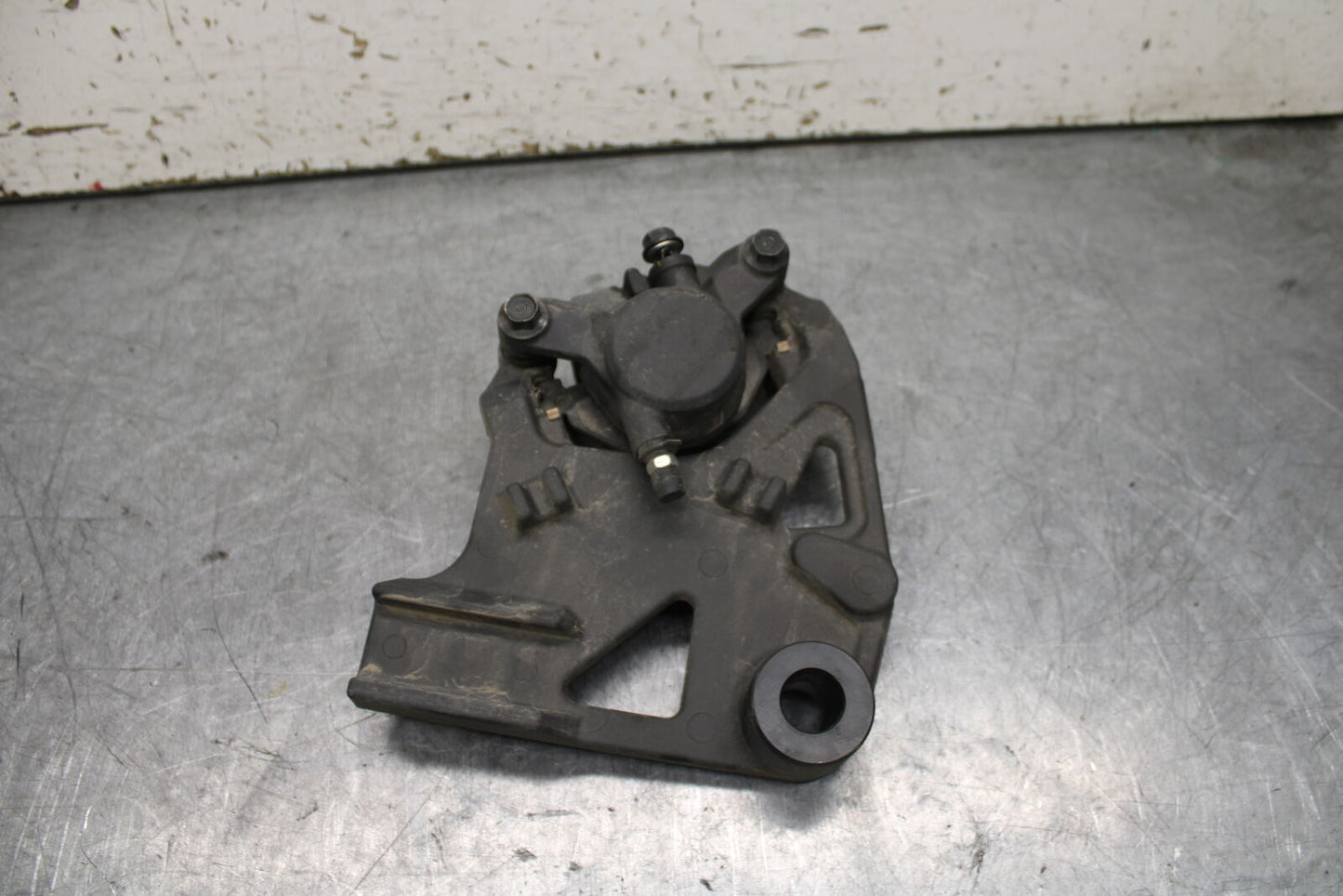 17-24 YAMAHA BOLT XVS950 REAR BACK BRAKE CALIPER W MOUNT BRACKET BB729
