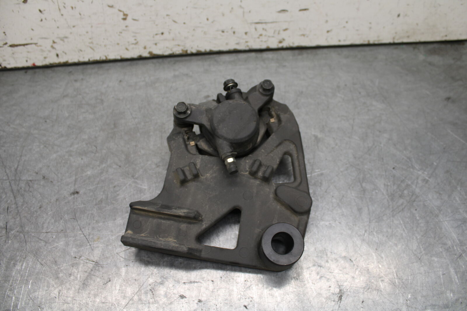 17-24 YAMAHA BOLT XVS950 REAR BACK BRAKE CALIPER W MOUNT BRACKET BB729