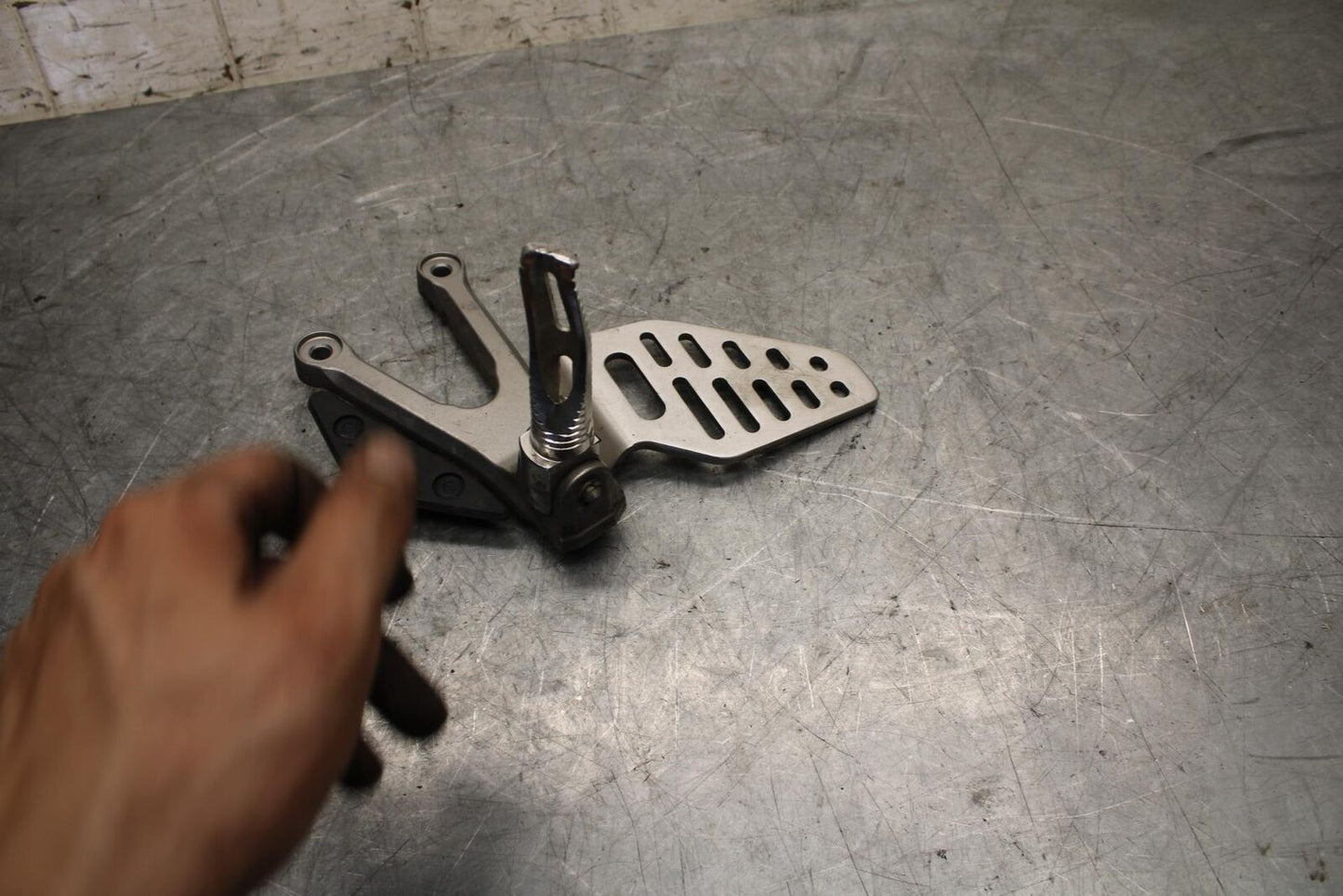 2007 Yamaha YZF R6 LEFT REARSET REAR SET DRIVER FOOT PEG REST STOP BB525