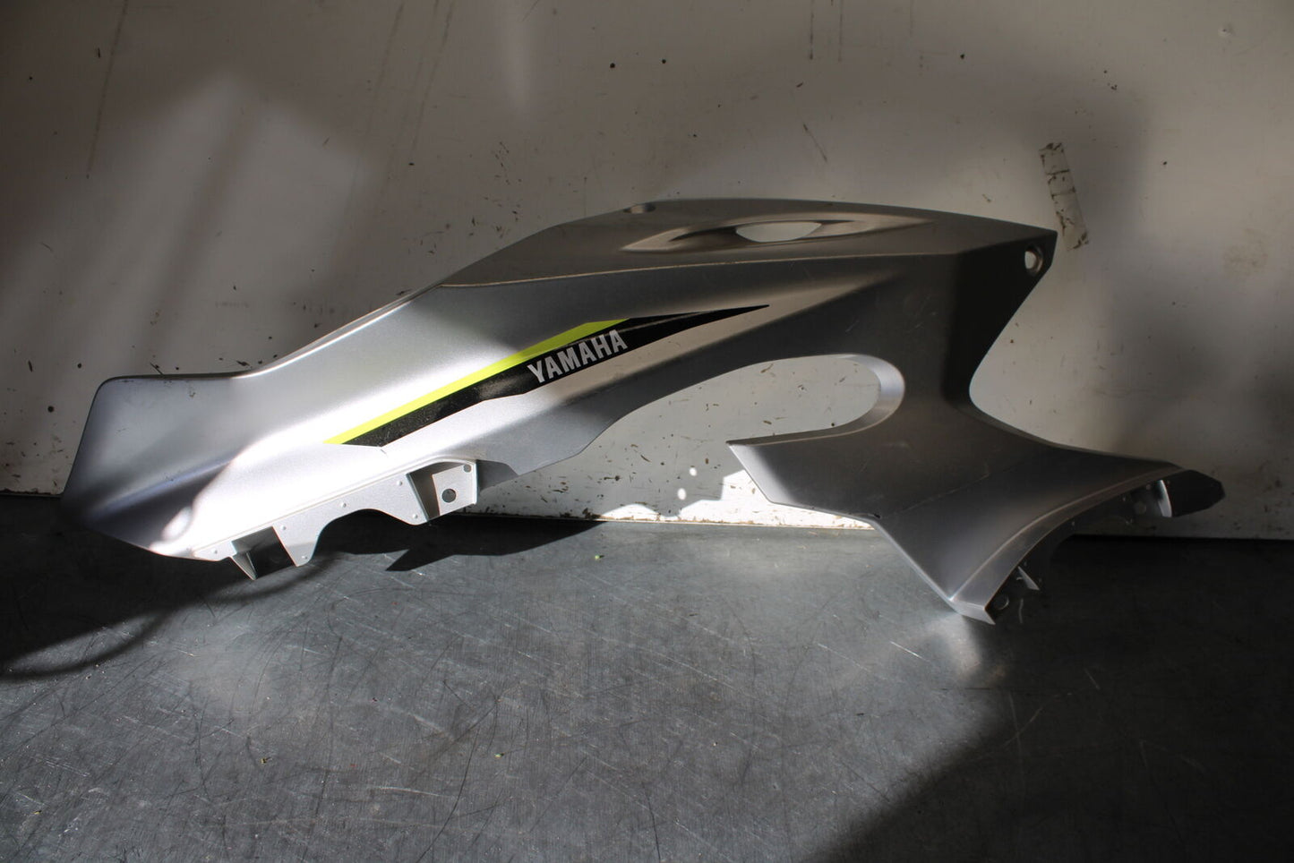 17-20 YAMAHA YZF R6 LEFT MID UPPER SIDE FAIRING COWL PLASTIC BB257