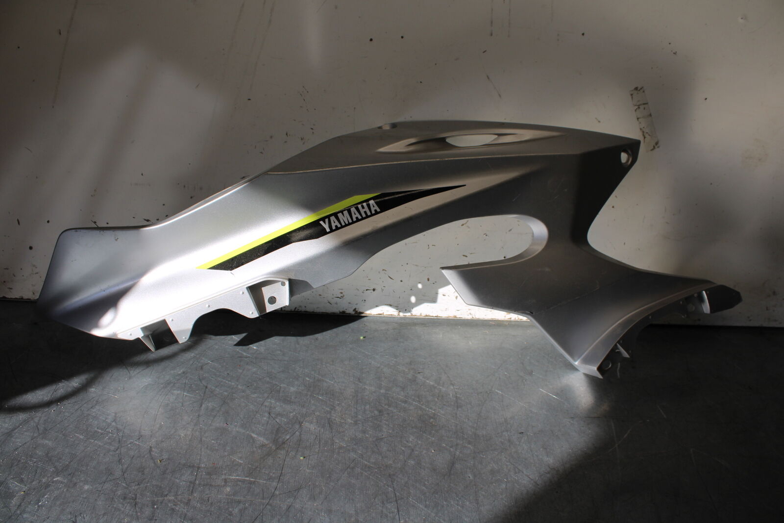 17-20 YAMAHA YZF R6 LEFT MID UPPER SIDE FAIRING COWL PLASTIC BB257