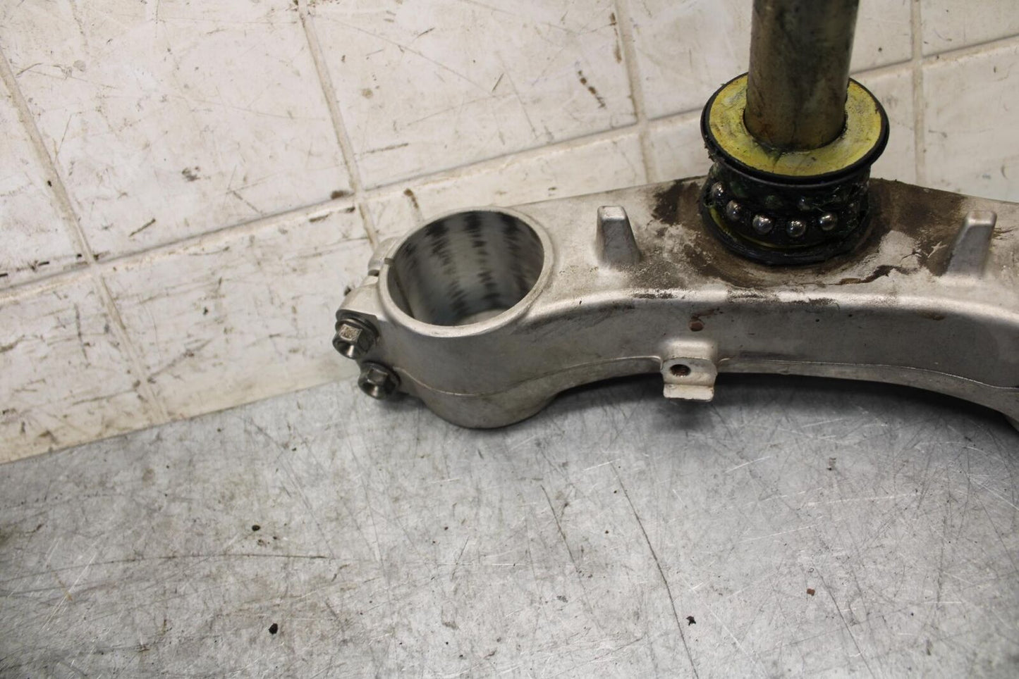 2007 Suzuki GSXR600 FRONT FORKS CLAMP LOWER TRIPLE TREE STEM 51410-01H10 BB540