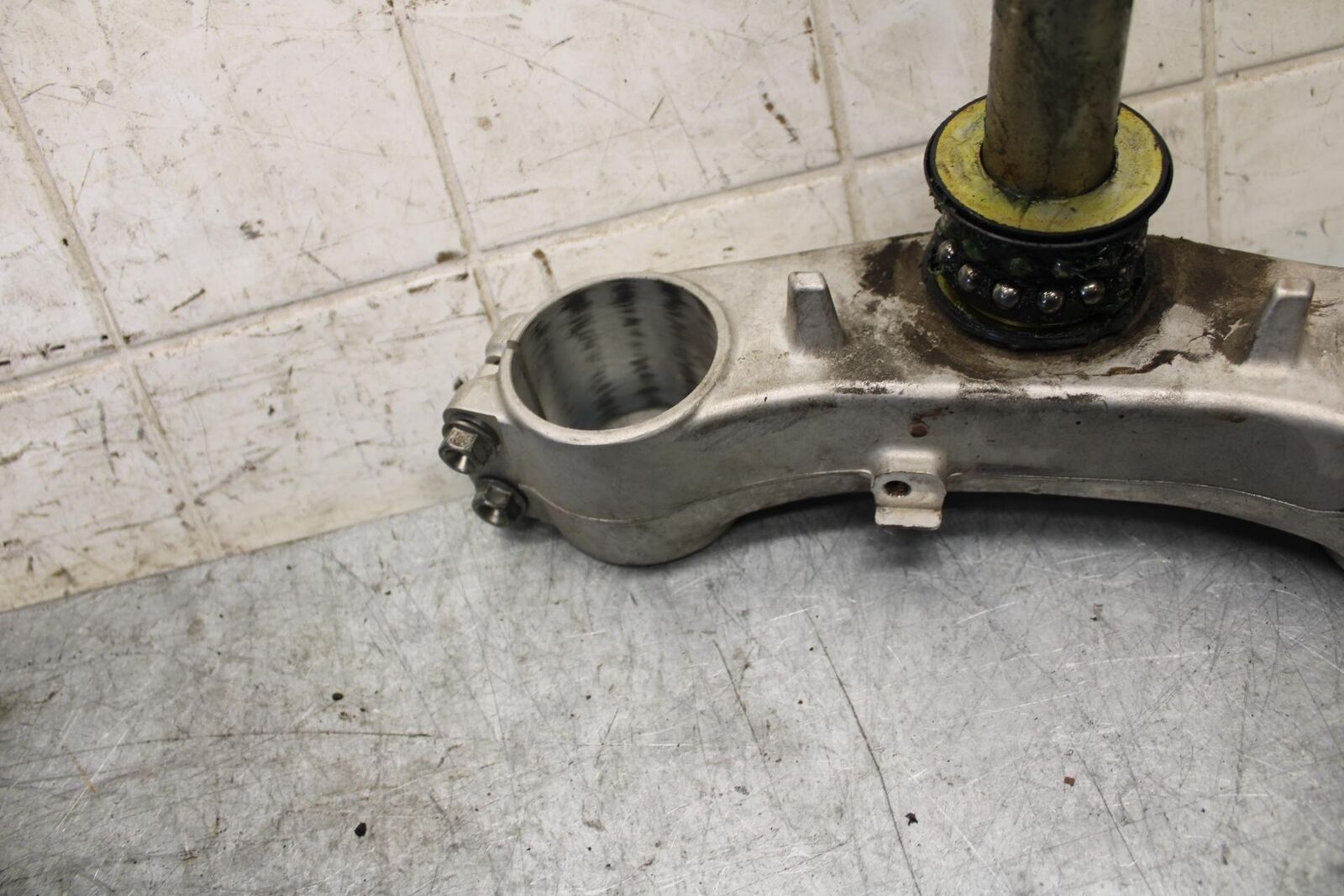 2007 Suzuki GSXR600 FRONT FORKS CLAMP LOWER TRIPLE TREE STEM 51410-01H10 BB540
