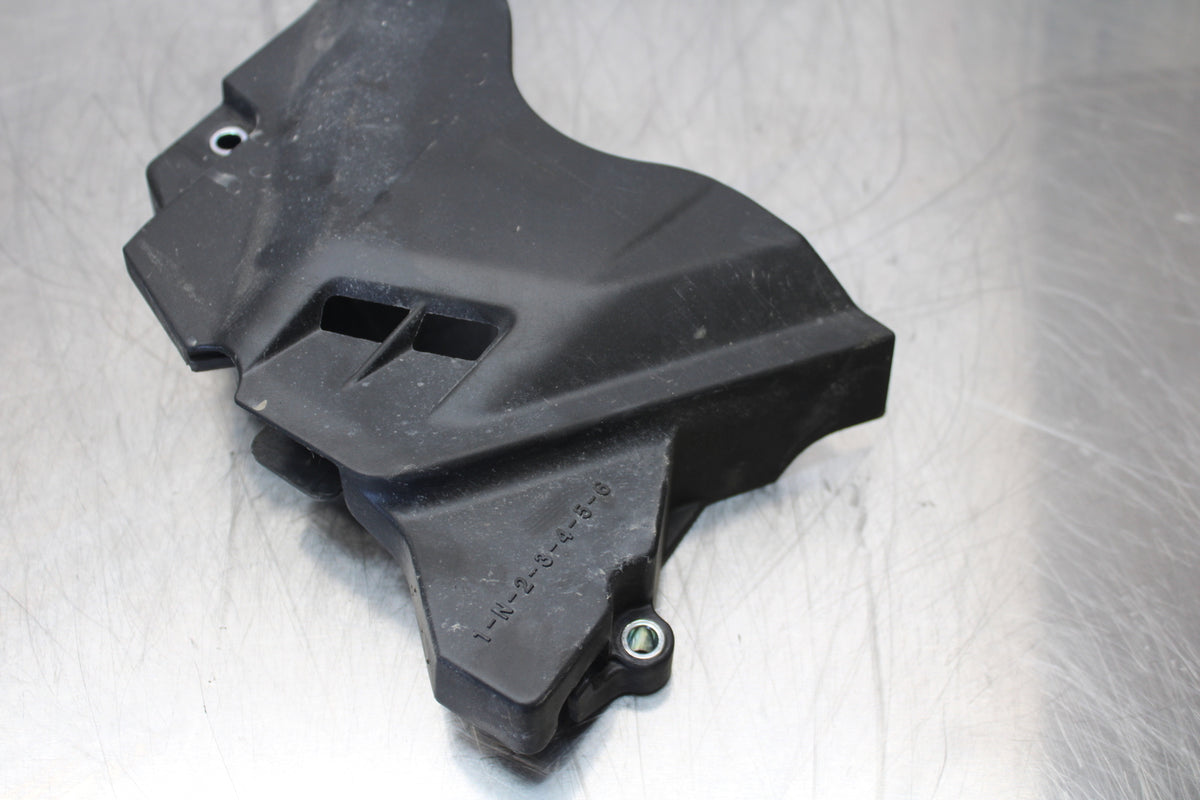 23 YAMAHA YZF R3 ENGINE SPROCKET COVER BB147