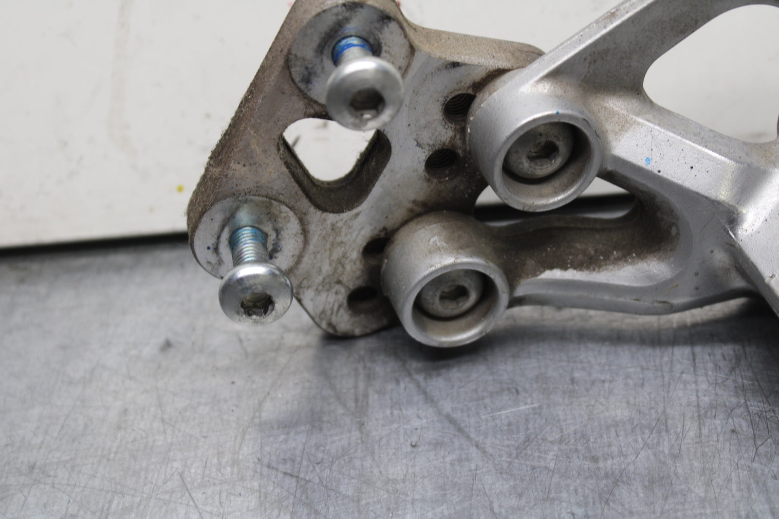 08-10 SUZUKI GSXR 600 LEFT REARSET REAR SET DRIVER FOOT PEG REST STOP BB753