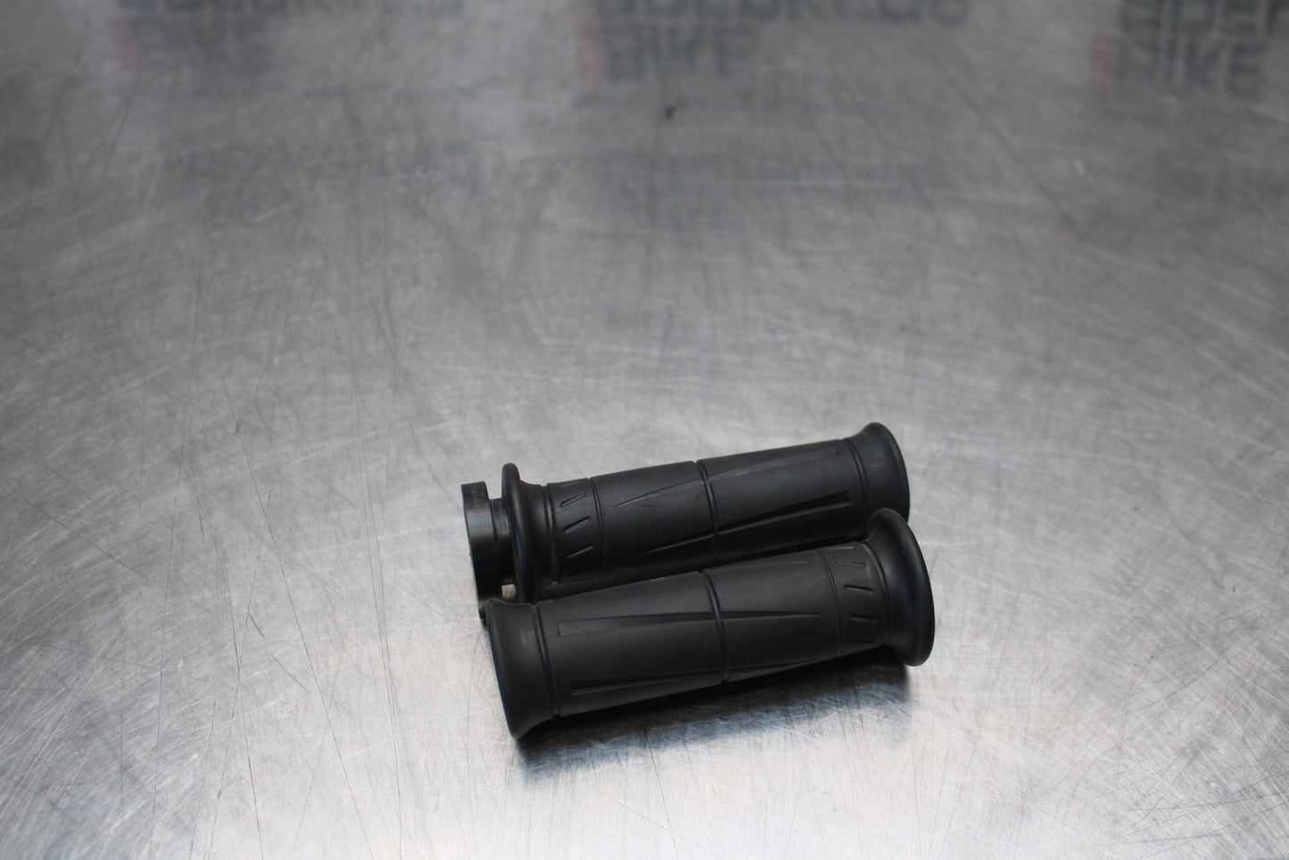 21-23 KAWASAKI NINJA ZX6R RIGHT THROTTLE TUBE & GRIPS BB179