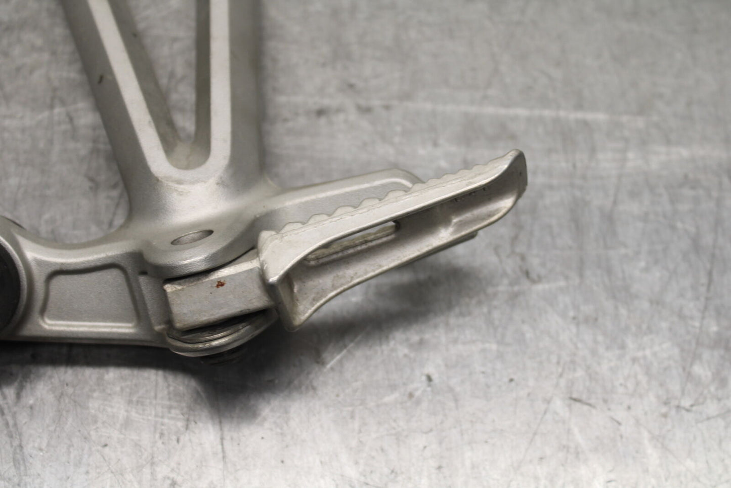 05-08 SUZUKI GSXR1000 REAR BACK PASSENGER PEG SET PAIR BB113