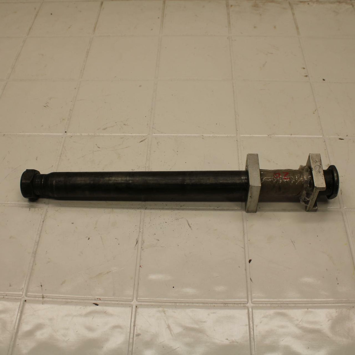 01-05 YAMAHA FZS1000 REAR AXLE BACK WHEEL RIM PIVOT BOLT AXEL BB 04