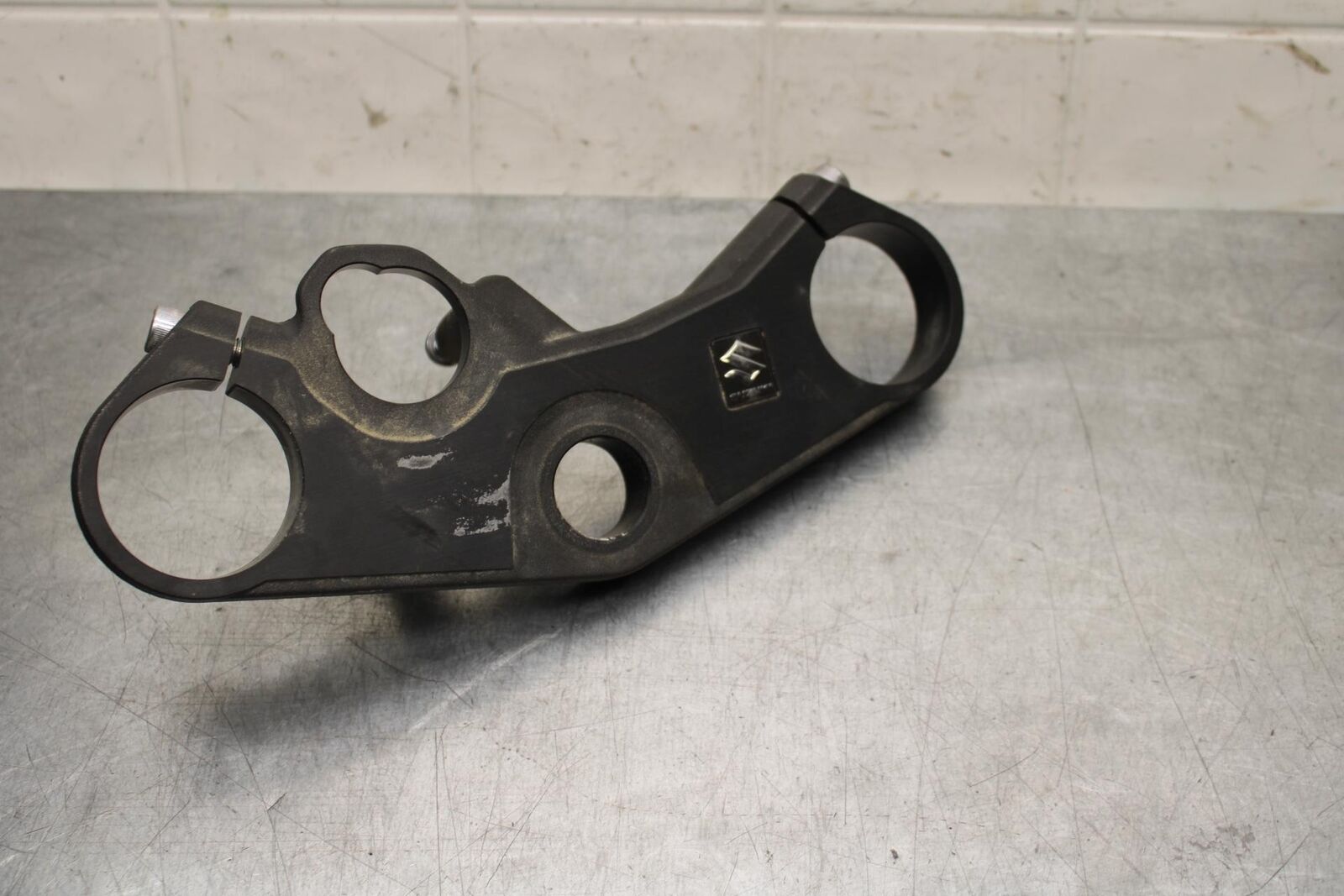 2015 Suzuki GSXR750 FORKS UPPER TRIPLE TREE CLAMP 51311-01H00 BB595