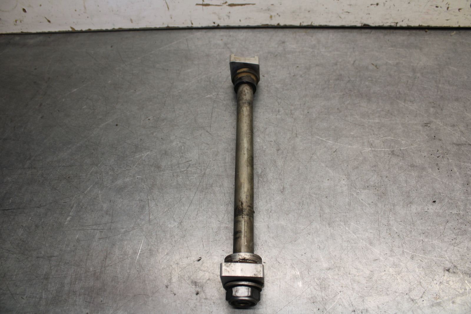 09-11 TRIUMPH DAYTONA 675 REAR AXLE BACK WHEEL RIM PIVOT BOLT AXEL BB652