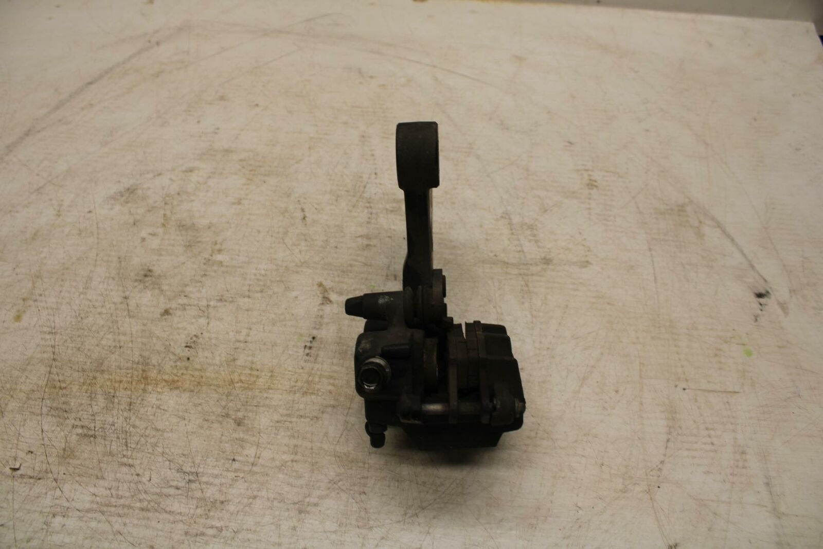 06-21 KAWASAKI VULCAN 900 REAR BACK BRAKE CALIPER W MOUNT BRACKET BB363