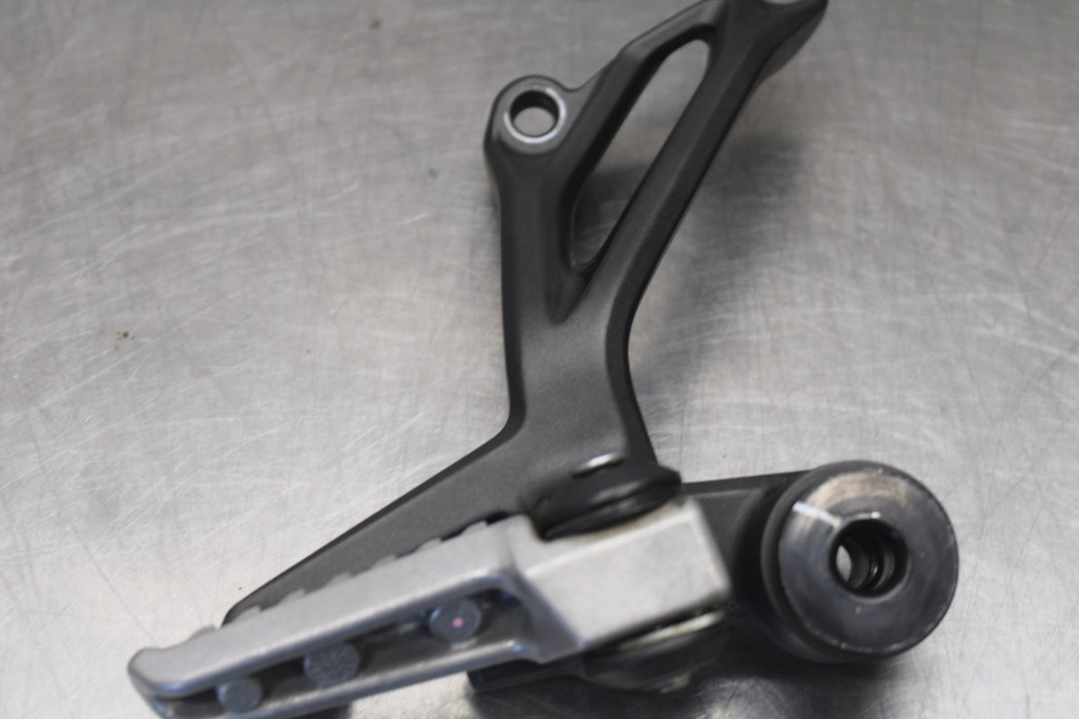 25 KAWASAKI Z900 RIGHT REAR BACK PASSENGER PEG BB928