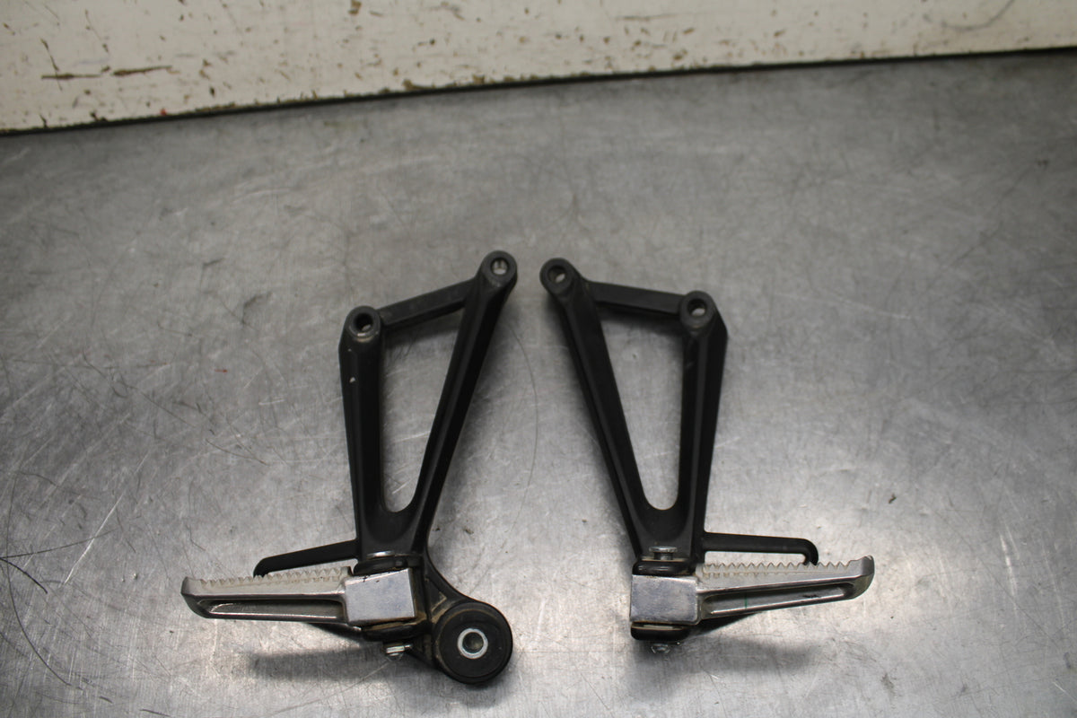 19-24 YAMAHA R3 REAR BACK PASSENGER PEG SET PAIR BB736