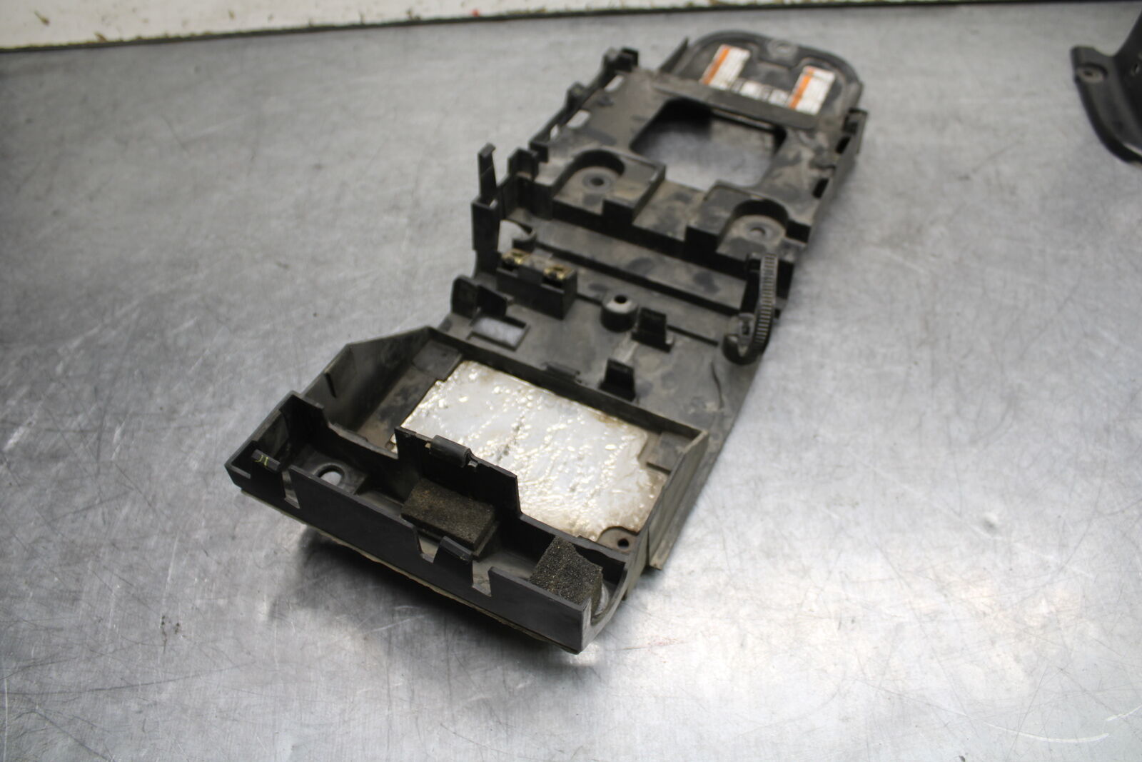 06 YAMAHA YZF R6 REAR BACK TAIL UNDERTAIL BATTERY TRAY PLASTIC BB716