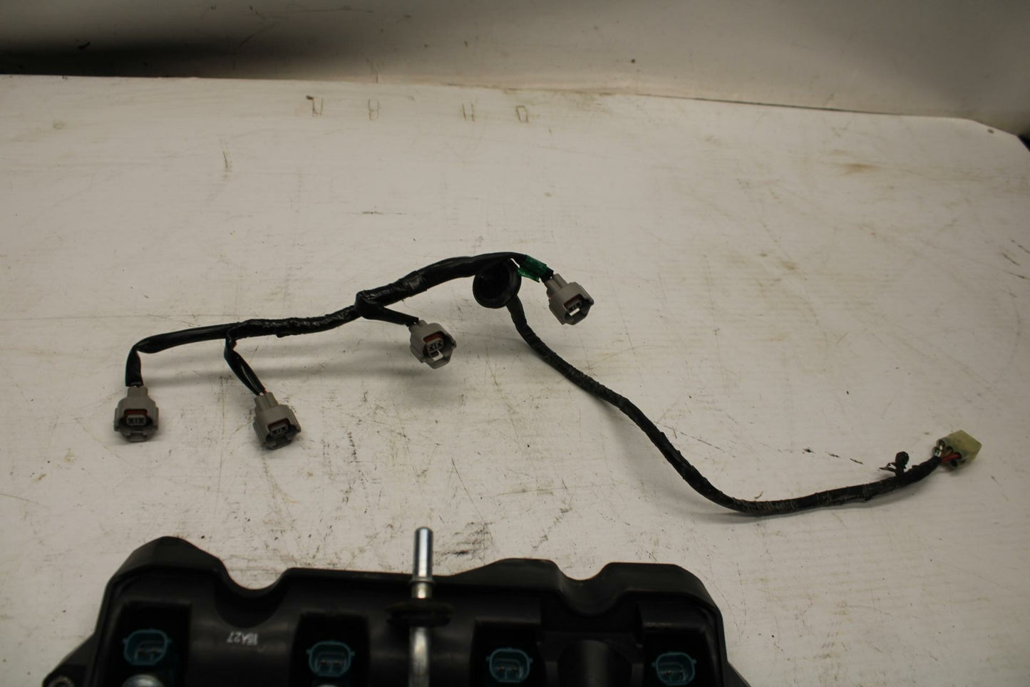 08-17 YAMAHA YZF R6 SECONDARY FUEL INJECTORS TOP AIRBOX GAS RAIL BB354
