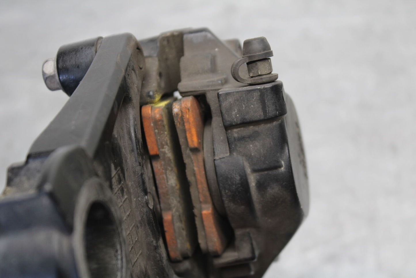 05-06 SUZUKI GSXR1000 REAR BRAKE CALIPER W MOUNT BRACKET 69100-29G20-999 BB663