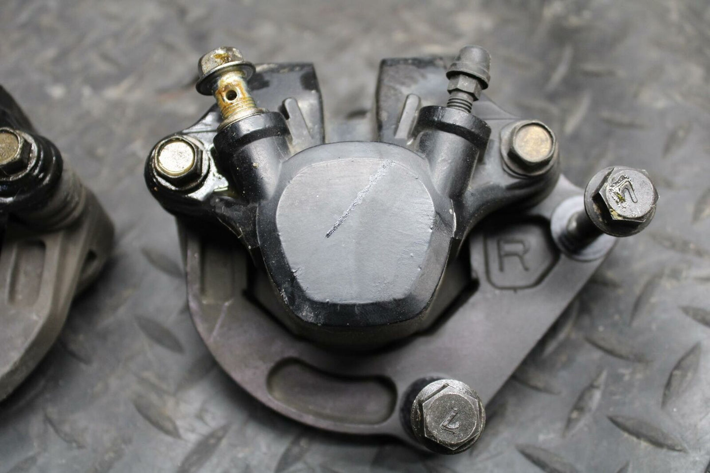86 SUZUKI GS750ES RIGHT LEFT FRONT BRAKE CALIPER SET PAIR CALIPERS BB233