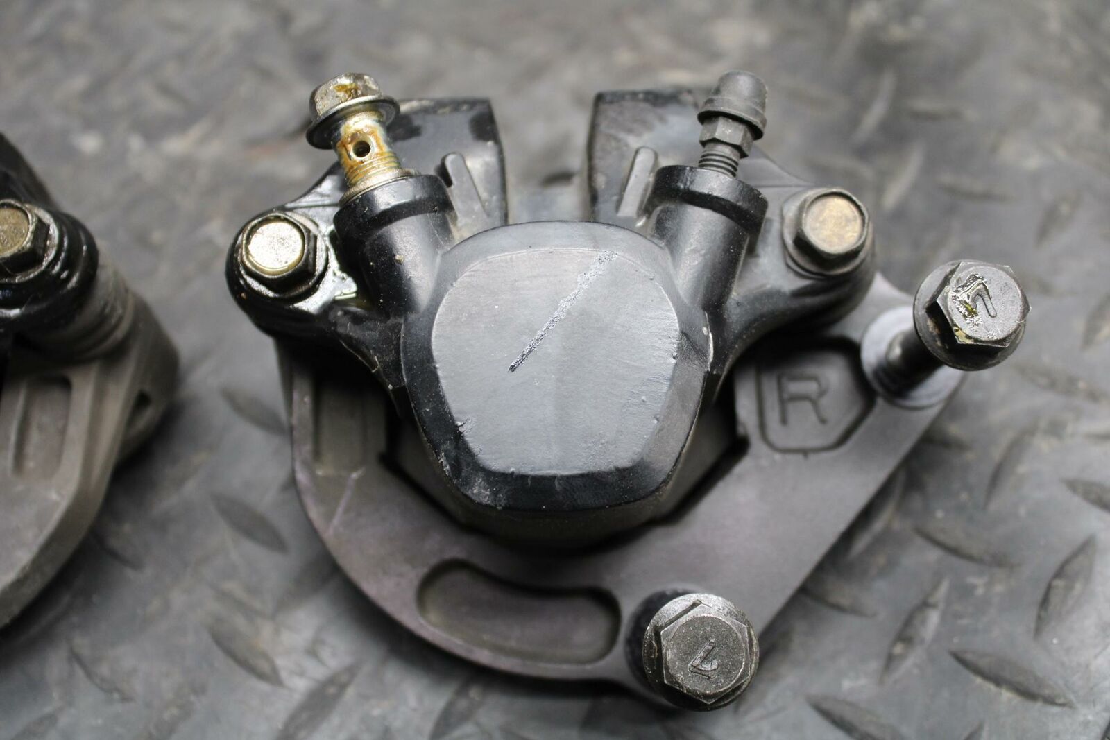 86 SUZUKI GS750ES RIGHT LEFT FRONT BRAKE CALIPER SET PAIR CALIPERS BB233