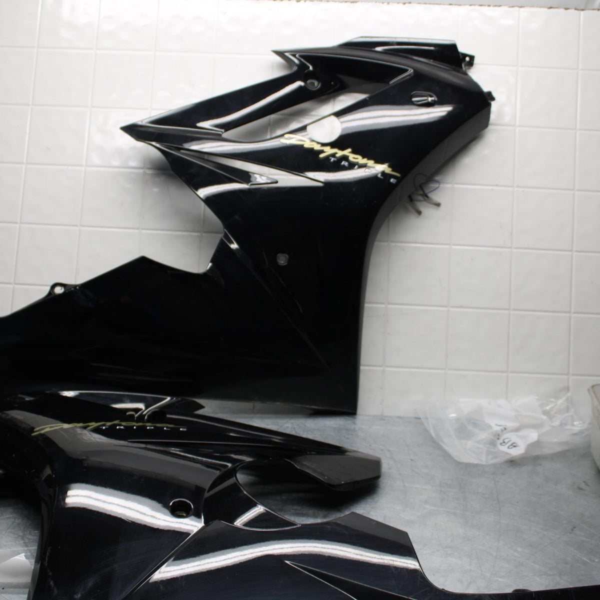 06-07 TRIUMPH DAYTONA 675 DAYTONA 675 LEFT LOWER MID UPPER SIDE FAIRING  BB441