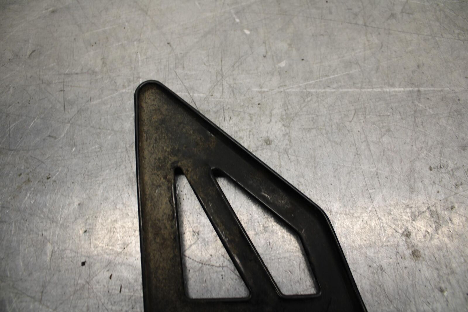 2002 Suzuki GSXR1000 LEFT REARSET REAR SET DRIVER FOOT PEG BRACKET MOUNT BB73
