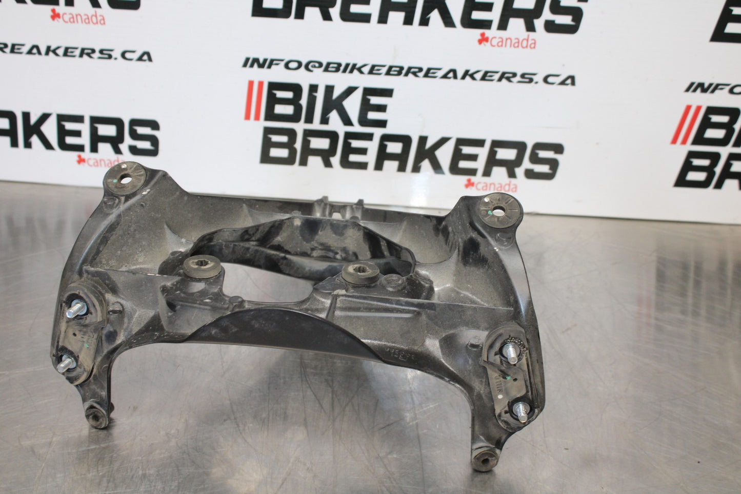 06-07 SUZUKI GSXR 600 UPPER FAIRING MIRROR GAUGES STAY BRACKET BB170