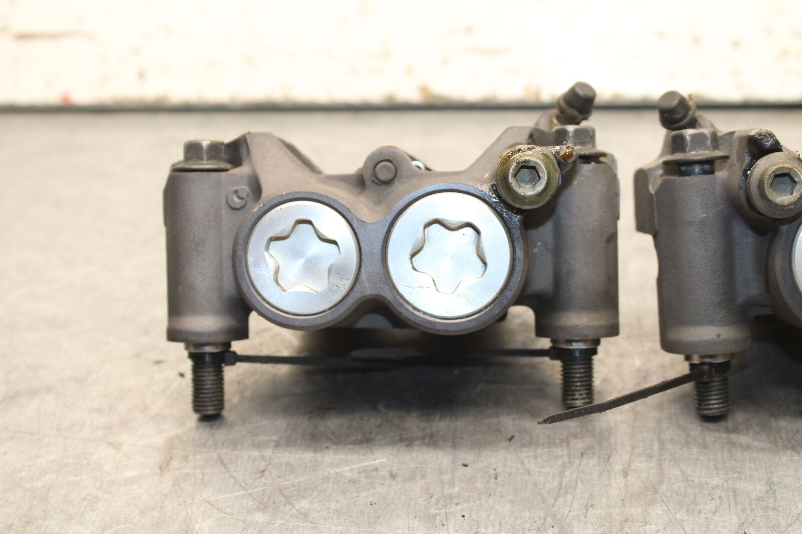 06 YAMAHA YZF R6 RIGHT LEFT FRONT BRAKE CALIPER SET PAIR CALIPERS BB716