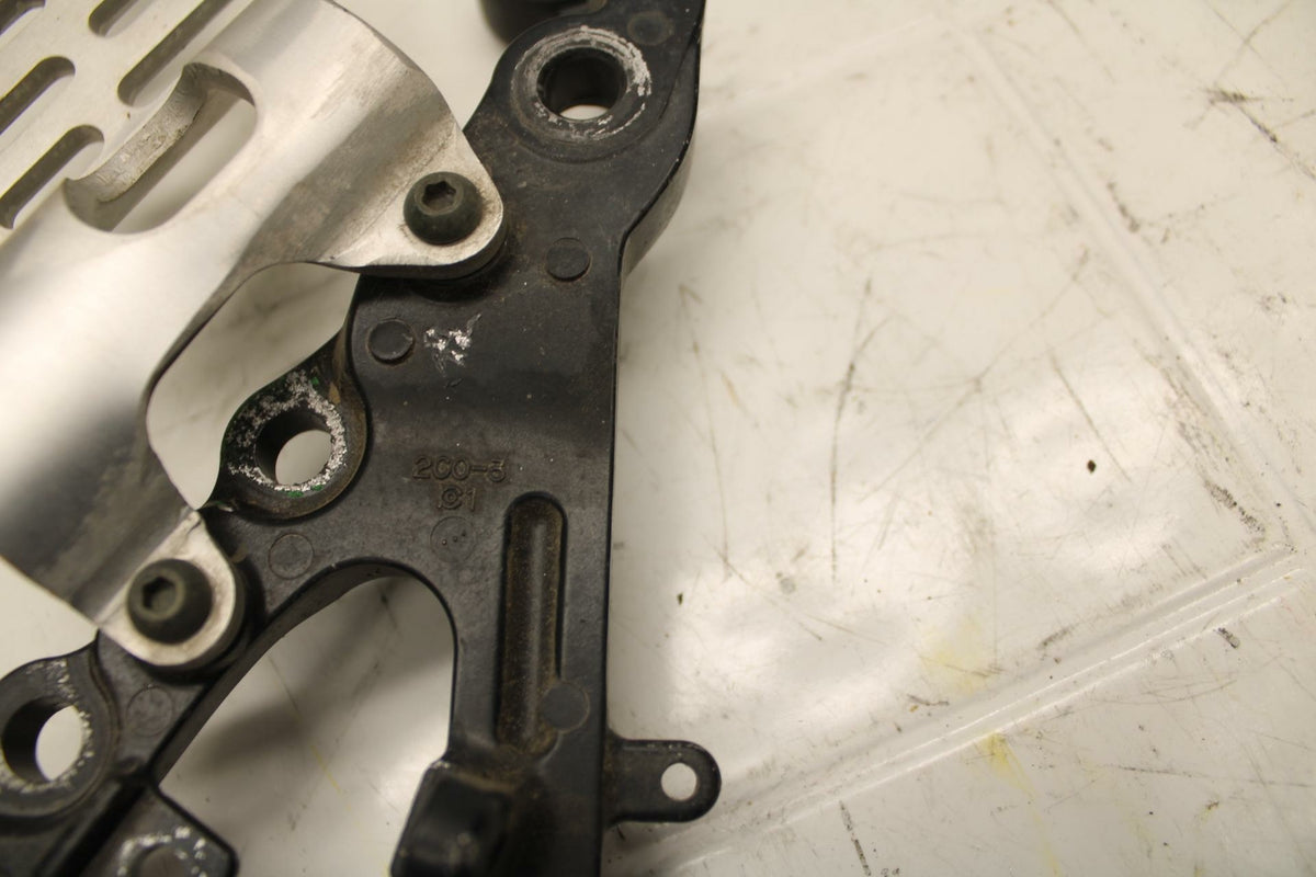 07 YAMAHA YZF R6 LEFT REARSET REAR SET DRIVER FOOT PEG BRACKET MOUNT BB284 B