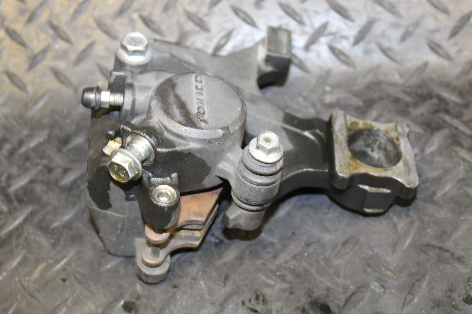 10 SUZUKI GSXR750 REAR BACK BRAKE CALIPER W MOUNT BRACKET BB190