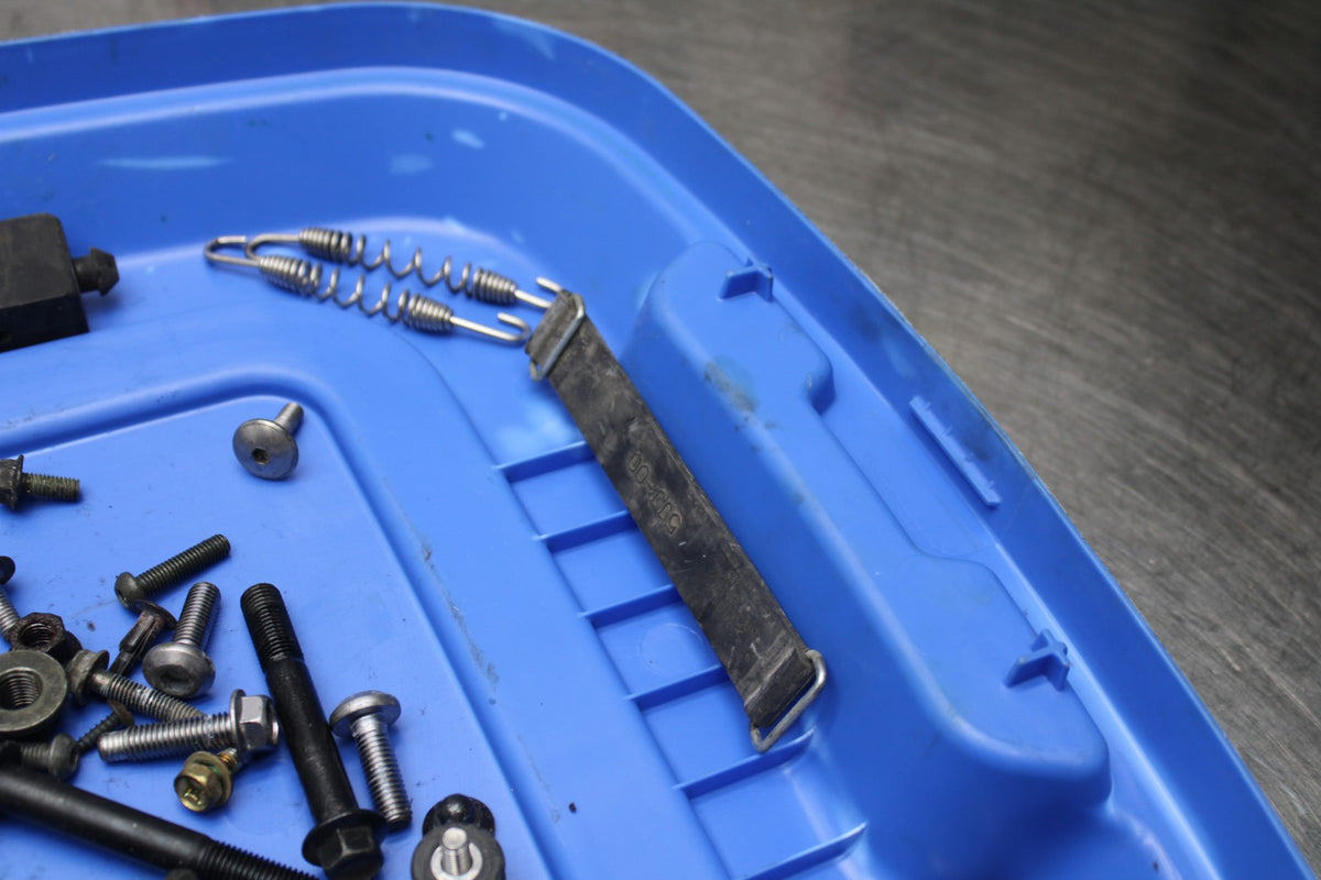 05 YAMAHA YZF R6 MOUNTING BOLTS HARDWARE MOTOR SCREWS BB814