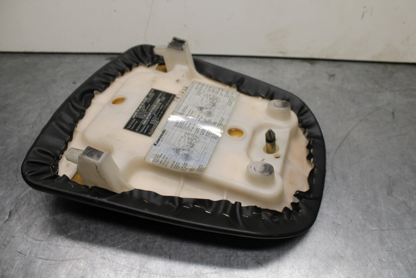 00-02 KAWASAKI NINJA ZX6R REAR BACK PASSENGER TANDEM SEAT SADDLE PILLION  BB750