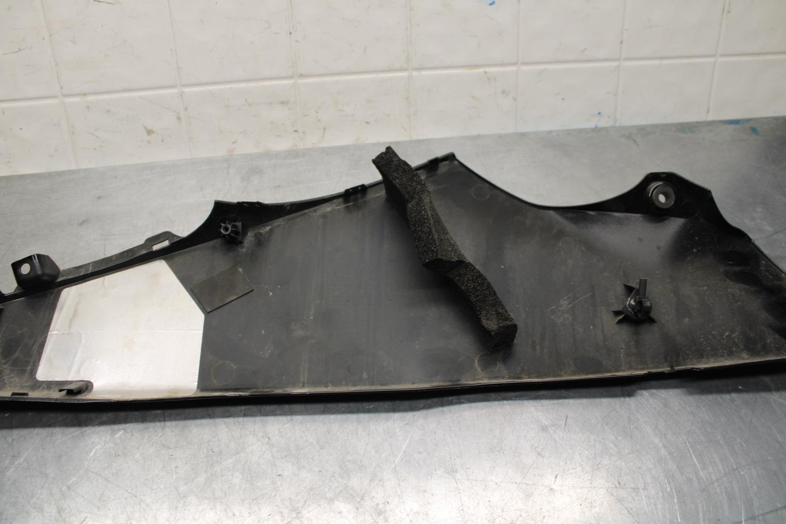 20 SUZUKI GSXR 1000 RIGHT LOWER BOTTOM BELLY FAIRING COWL BB597