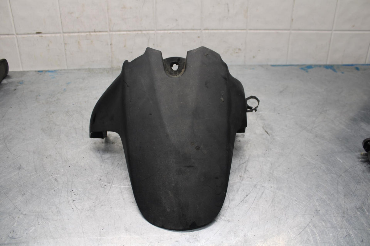 06-07 SUZUKI GSXR750 REAR BACK WHEEL TIRE HUGGER FENDER BB424