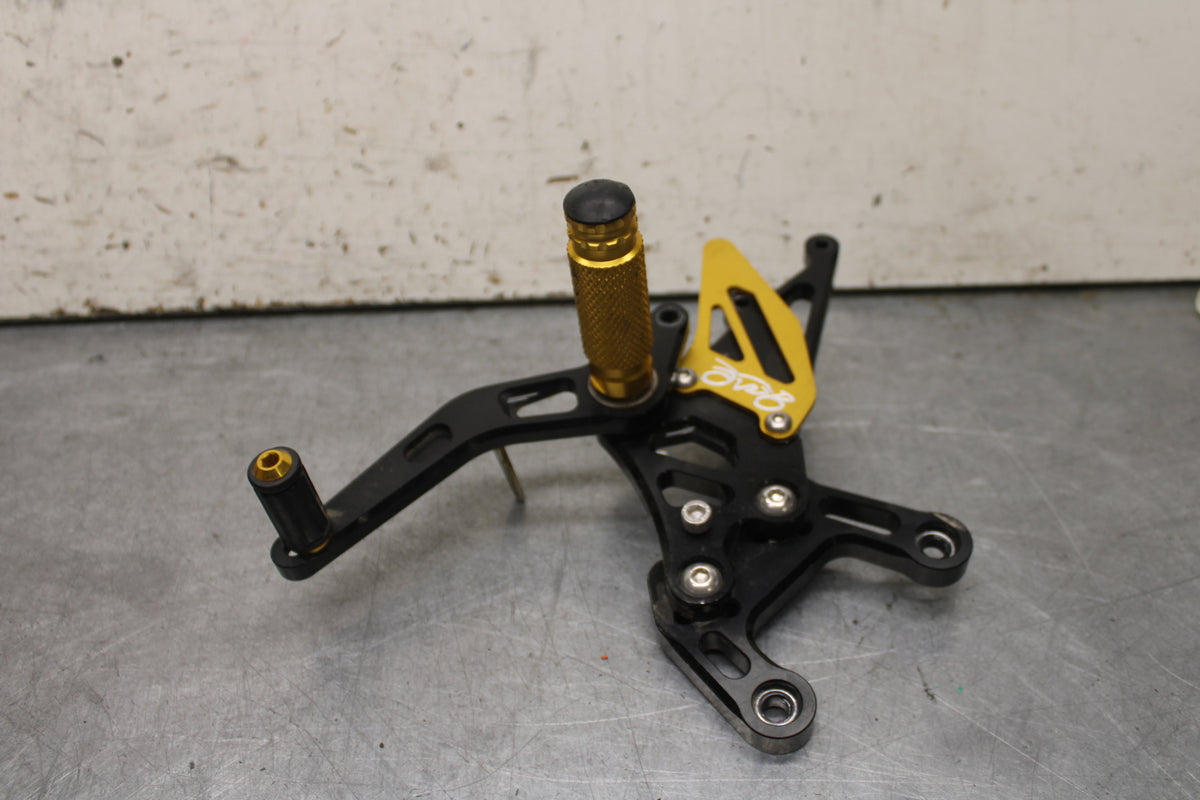 09-14 YAMAHA YZF R1 AFTERMARKET RIGHT REARSET REAR SET FOOT PEG REST STOP BB696