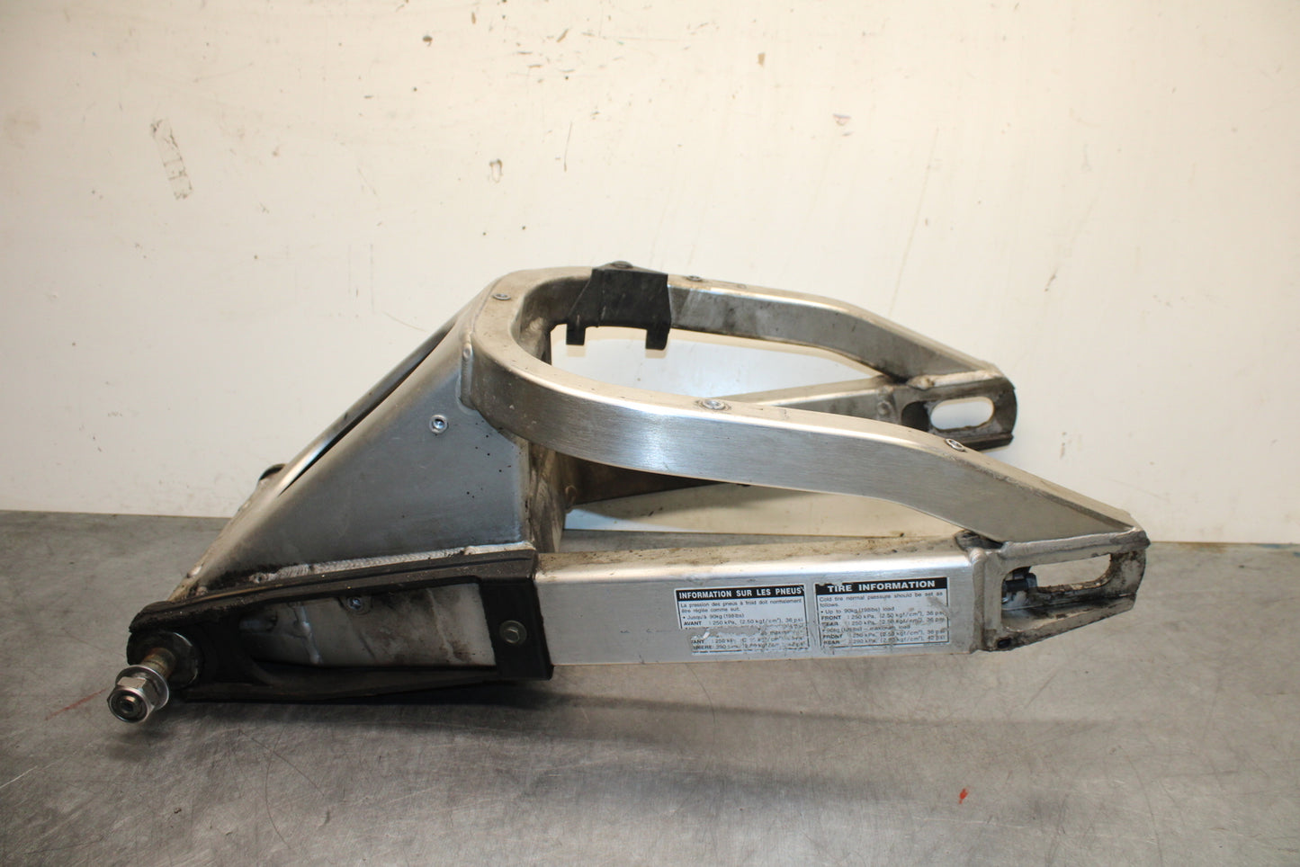 00-01 YAMAHA YZF R1 REAR SWINGARM BACK SUSPENSION SWING ARM BB755